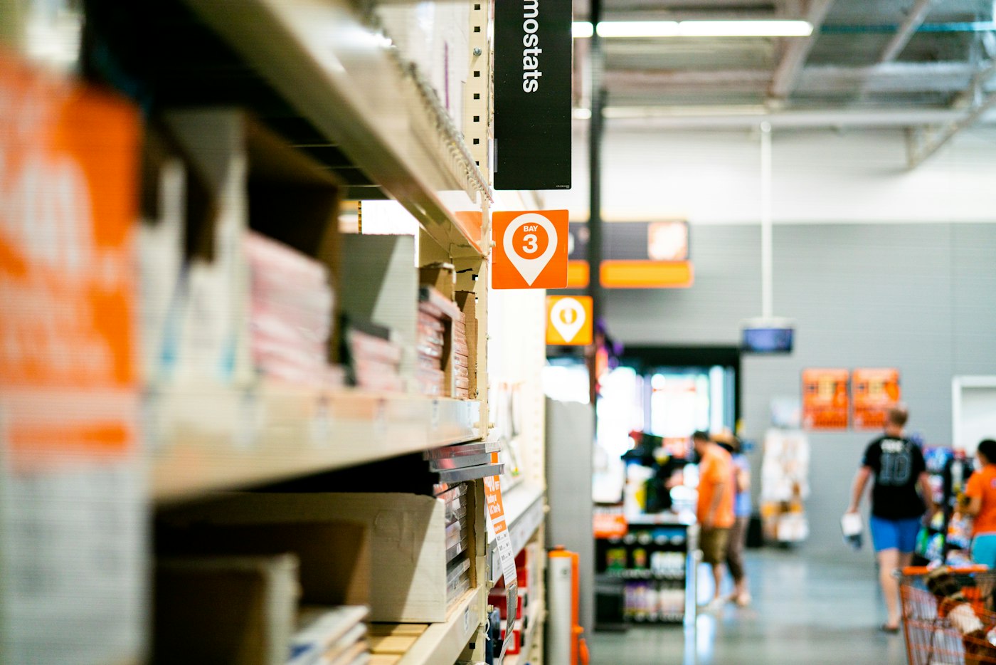 Estantes de ferretería con productos organizados