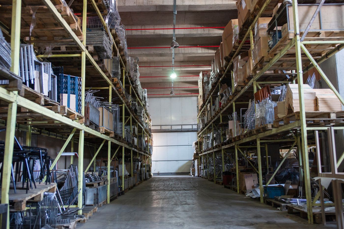 Pasillo de almacén con materiales