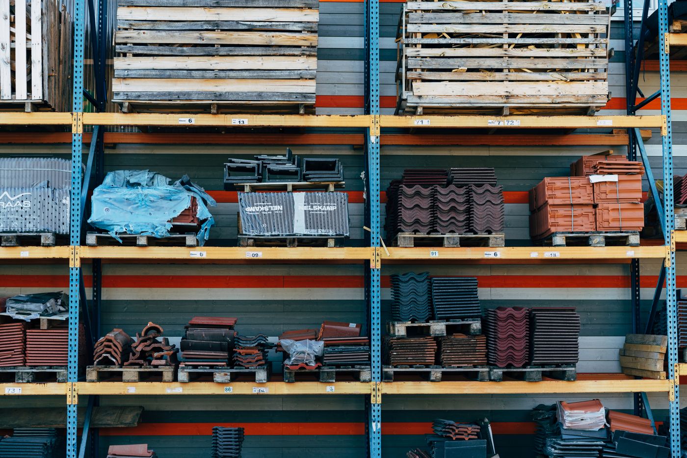Materiales de construcción en almacén