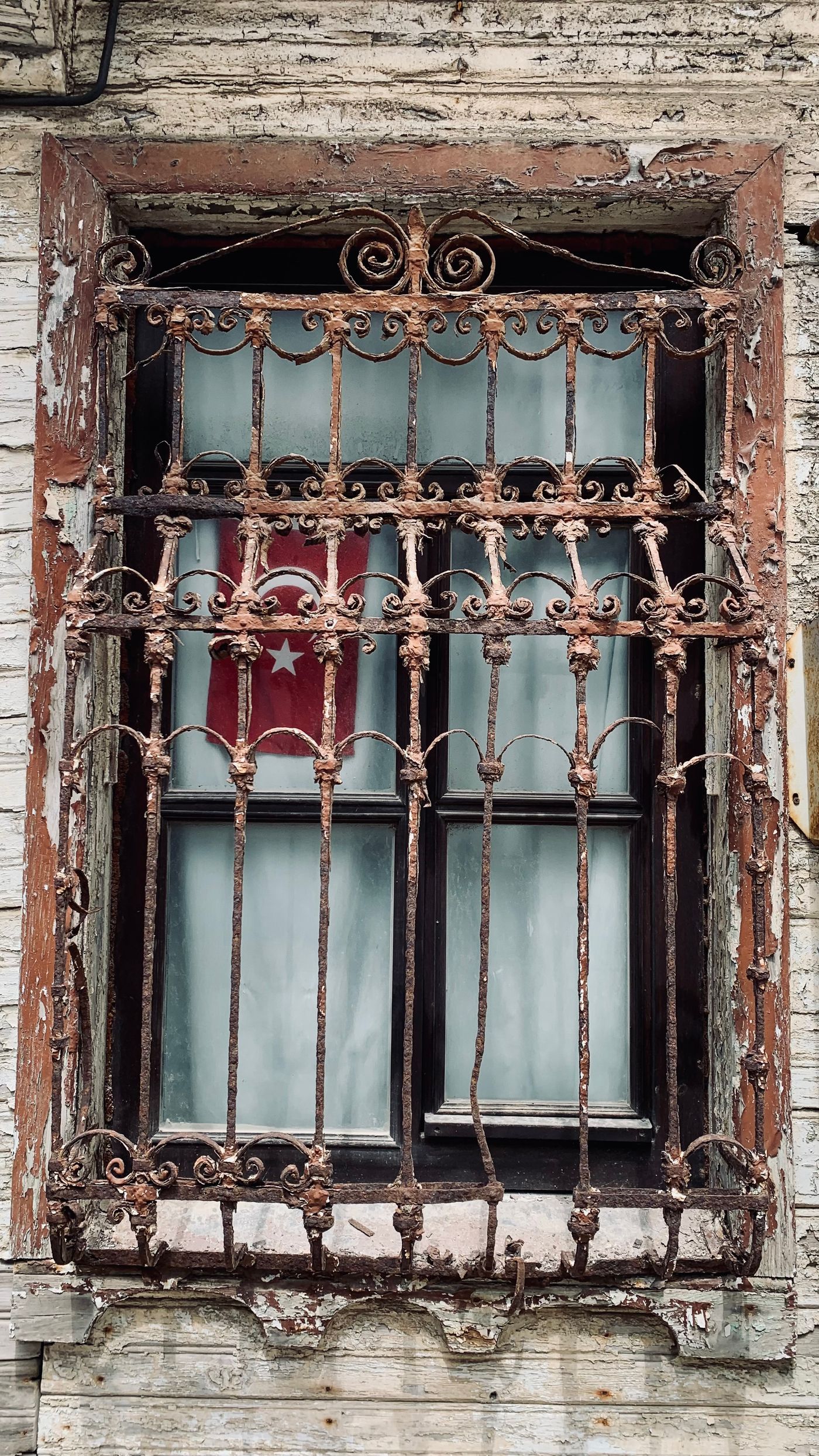Ventana con reja de metal