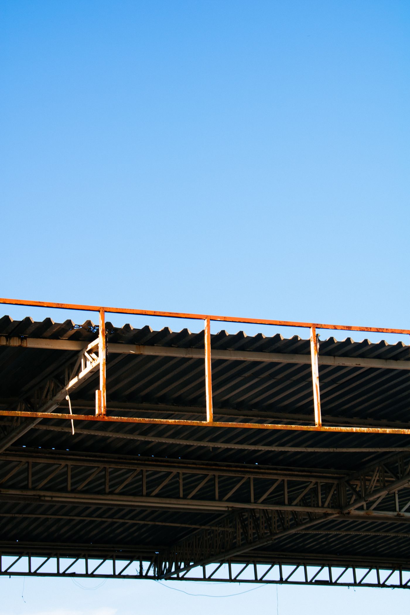 Plancha metálica bajo cielo azul